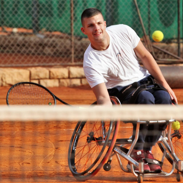 &lt;p&gt;Ante Kolunđija na treningu na tenis terenima u Uvali Lapad&lt;/p&gt;