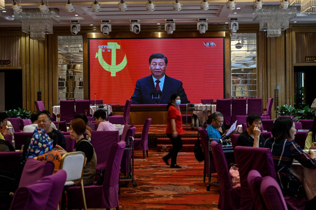 &lt;p&gt;Xi Jinping na ekranima i tijekom ručka u restoranu&lt;/p&gt;

&lt;p&gt;AFP&lt;/p&gt;