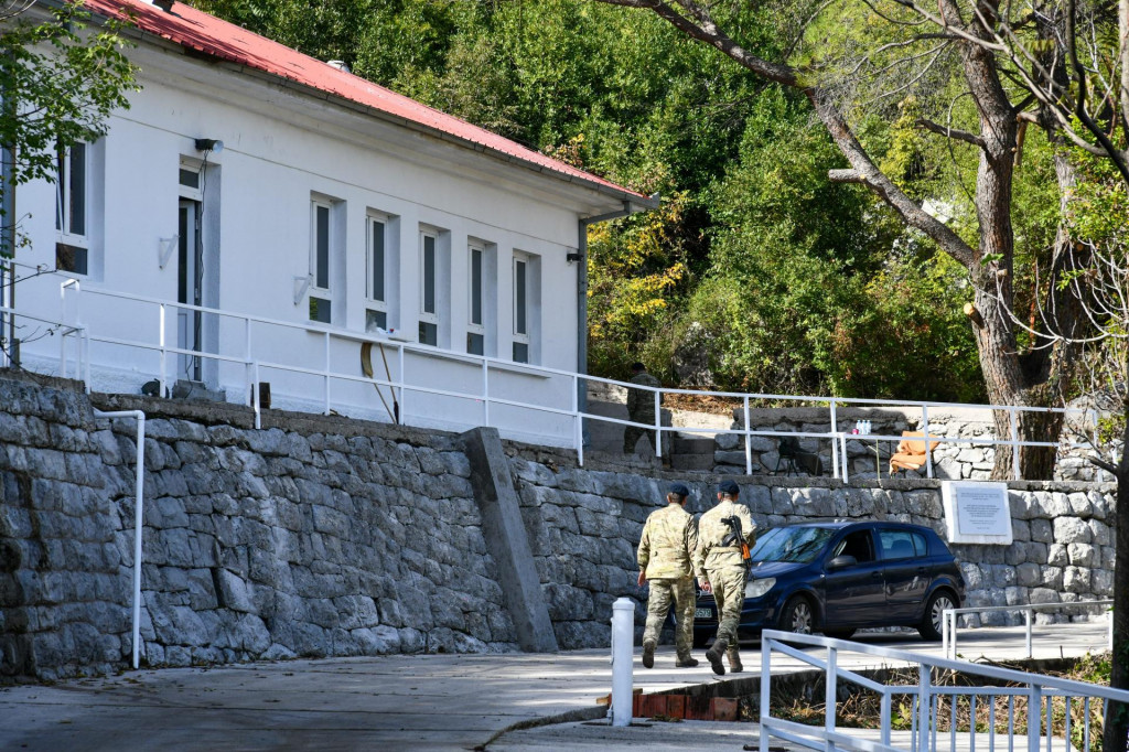 &lt;p&gt;Spomen-ploču u logoru Mornj čuva crnogorska vojska&lt;/p&gt;