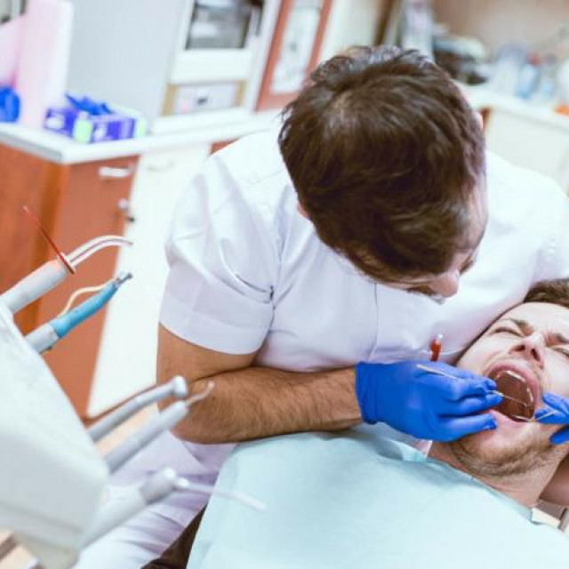 <p>Preventivni stomatolo&scaron;ki pregledi u pokretnoj stomatolo&scaron;koj klinici zakazani su u petak 28. listopada s početkom u 15:15 sati na sredi&scaron;njem trgu u Rogoznici</p>