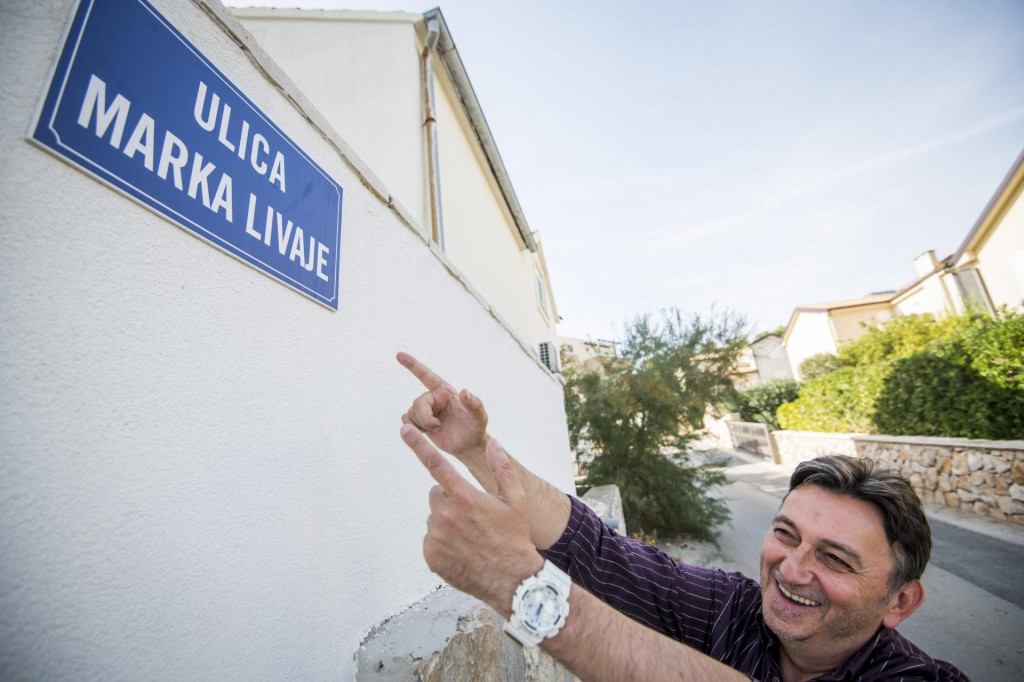 &lt;p&gt;Naš reporter pokazuje ploču s imenom (ne)postojece Ulice Marka Livaje&lt;/p&gt;