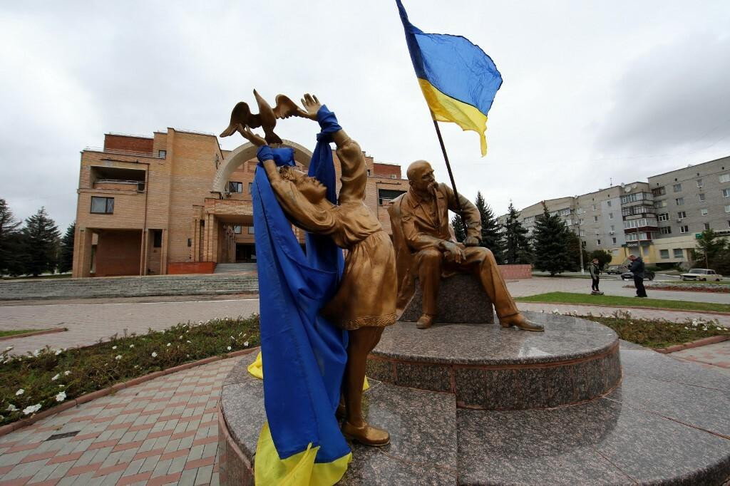 &lt;p&gt;Ukrajinska zastava na spomenuku ukrajinskom pjesniku Tarasu Ševčenku u Balakliji, nakon oslobođenja&lt;/p&gt;