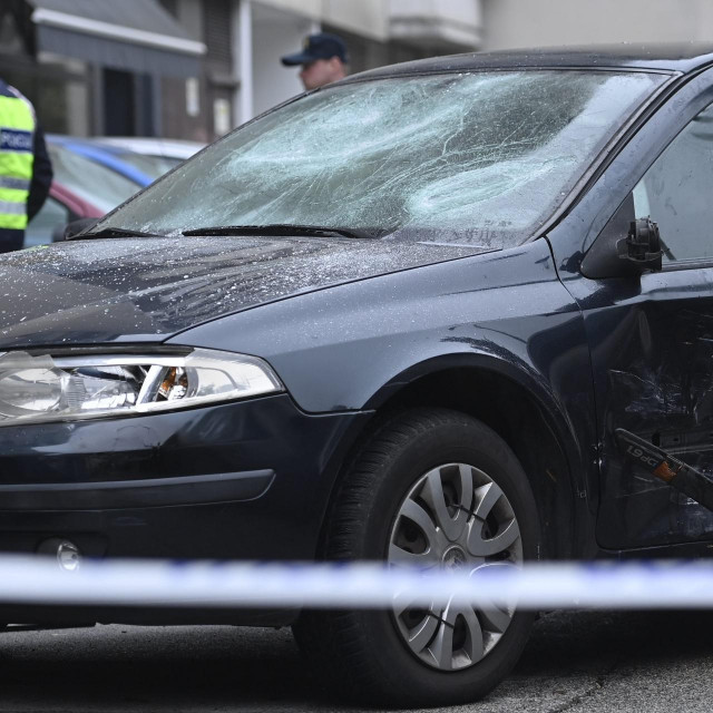 <p>Jutros oko 4h u ulici Marijane Radev kod kucnog broja 6 dvojica mladica su pretukla stariju mu&scaron;ku osobu i demolirali njegov automobil zbog parkirnog mjesta.<br>
Na fotografiji: demoliran automobil.<br>
Ronald Gor&scaron;ić/CROPIX</p>