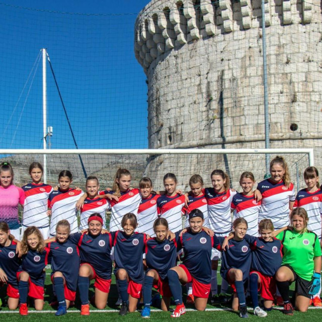 &lt;p&gt;Iz arhive - Ženski nogometni klub Ombla u Trogiru u sezoni 2021./22.&lt;/p&gt;