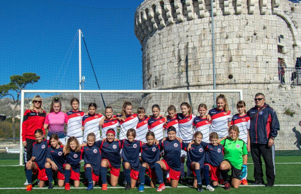 &lt;p&gt;Iz arhive - Ženski nogometni klub Ombla u Trogiru u sezoni 2021./22.&lt;/p&gt;