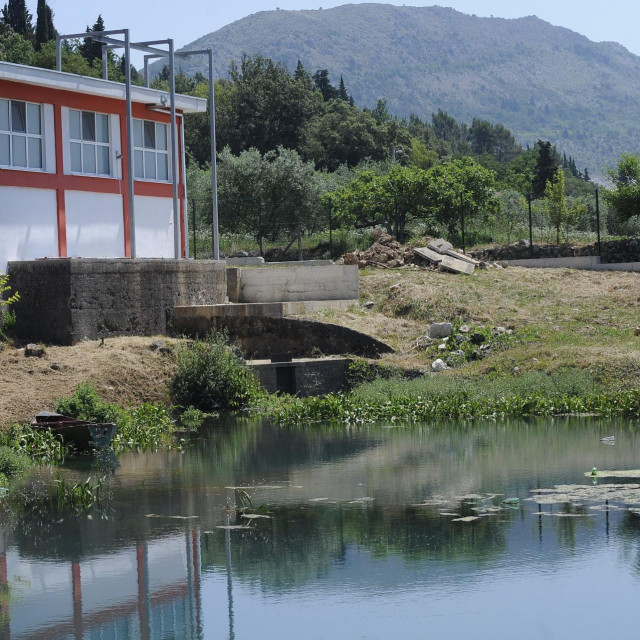&lt;p&gt;Izvorište Butina kod mjesta Dusina i dalje stabilno opskrbljuje vodom potrošače na južnom dijelu Vrgorske krajine i rubna područja Dubrovačko-neretvanske županije&lt;/p&gt;