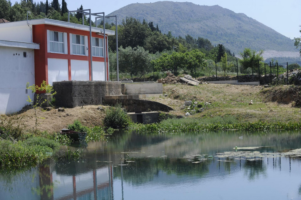 &lt;p&gt;Izvorište Butina kod mjesta Dusina i dalje stabilno opskrbljuje vodom potrošače na južnom dijelu Vrgorske krajine i rubna područja Dubrovačko-neretvanske županije&lt;/p&gt;