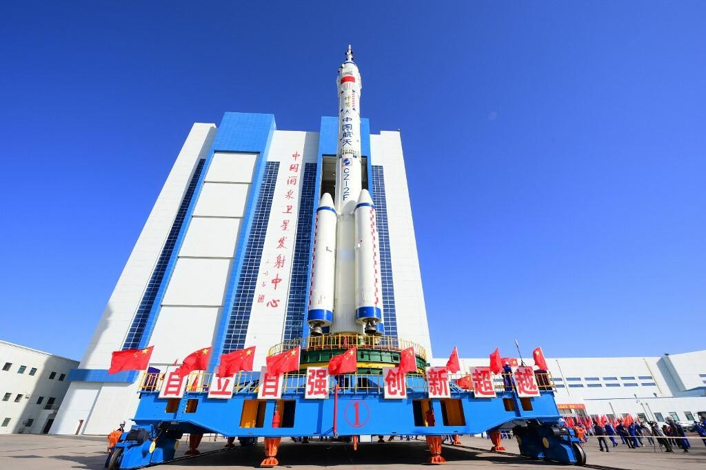 &lt;p&gt;Kombinacija svemirskog broda s posadom Shenzhou-14 i rakete nosača Long March-2F uoči prebacivanja u područje lansiranja u centru za lansiranje satelita Jiuquan u sjeverozapadnoj Kini, 29. svibnja 2022.&lt;/p&gt;