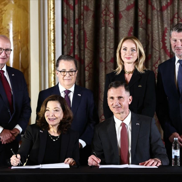 &lt;p&gt;Leslie Davis i Dragan Primorac potpisuju Ugovor. Stoje (s lijeva na desno), Joel Nelson, Charles Bogosta, Jadranka Primorac i Igor Borić.&lt;/p&gt;