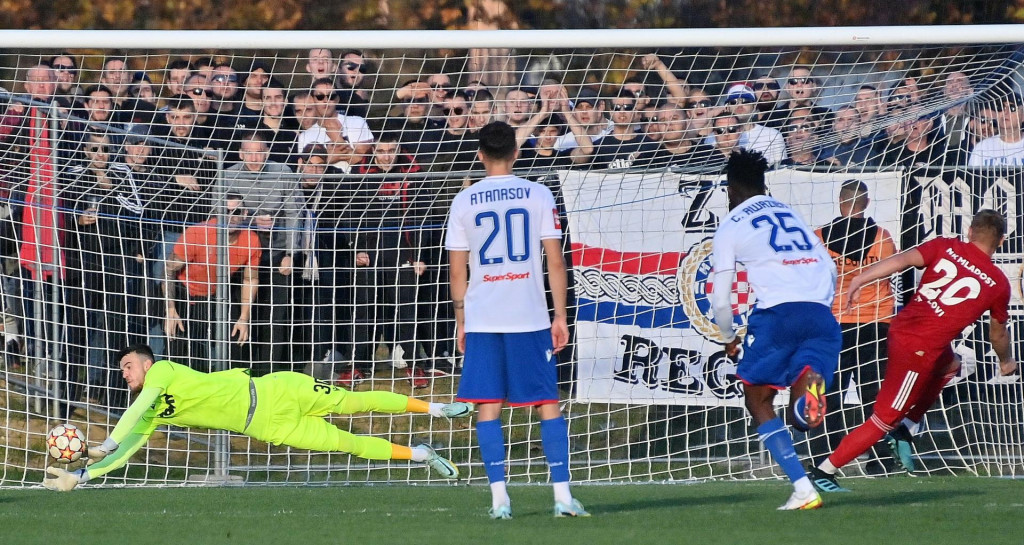 &lt;p&gt;Karlo Sentić brani penal u 59. minuti, te je Hajduk sačuvao 2:0 vodstvo protiv Mladost Ždralovi&lt;/p&gt;