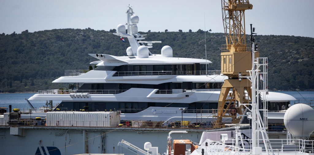 &lt;p&gt;U trogirskom brodogradilištu vezana je jahta ‘Royal Romance‘, u vlasništvu ukrajinskog milijardera Viktora Medvedčuka&lt;/p&gt;