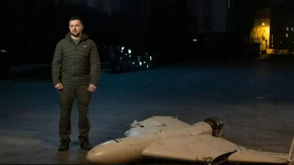 &lt;p&gt;Ukrajinski predsjednik Volodimir Zelenski stoji pokraj srušenog iranskog drona u Kijevu &lt;/p&gt;