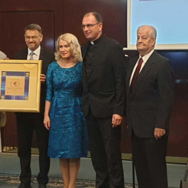 &lt;p&gt;Zlatni INTERSTAS ove godine je pripao ‘Biblijskom vrtu Stomorija’; s nagrađenima je i župnik Kaštel Starog don Darijo Čorić&lt;br&gt;
 &lt;/p&gt;