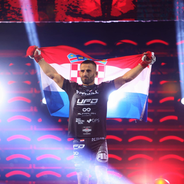 &lt;p&gt;Antun Račić u zagrebačkoj Areni 9. studenog 2019. godine uoči borbe u kojoj je pred 12.000 gledatelja postao prvi prvak KSW-a u bantam kategoriji&lt;/p&gt;