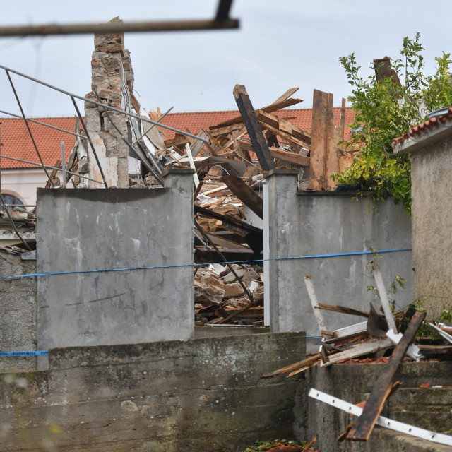 <p>U mjestu Preko na otoku Ugljanu, u subotu navecer je u Ulici Duga mocira pri eksploziji plinske boce unistena kuca, a 75-godisnji vlasnik kuce s teskim ozljedama zavrsio je u OB Zadar</p>