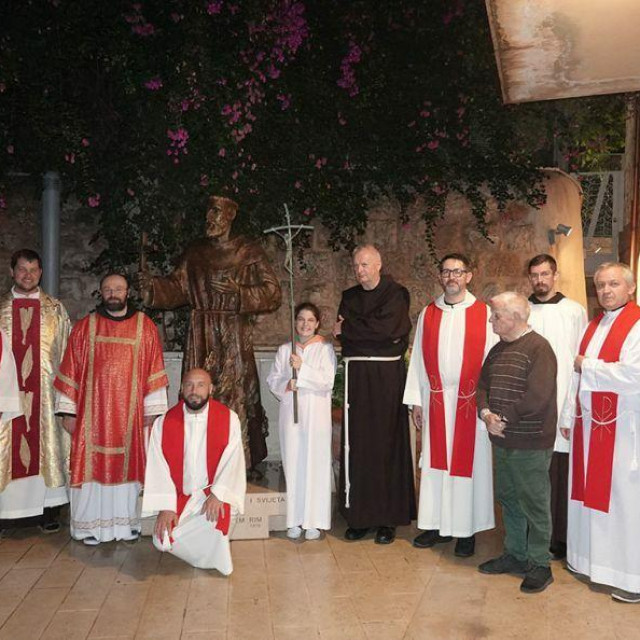 &lt;p&gt;Svećenici u perivoju samostana na Sionu uz kip sv. Nikole Tavelića autora Vida Vučakanedjelja&lt;/p&gt;