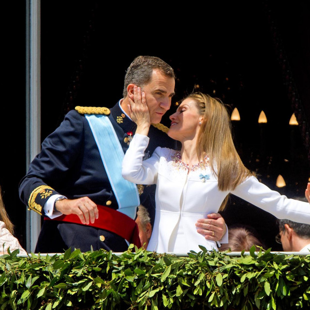 &lt;p&gt;Kraljevski poljubac na balkonu palače nakon što je Felipe preuzeo prijestolje 19. lipnja 2014. godine&lt;/p&gt;