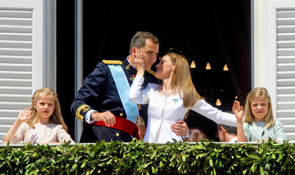 &lt;p&gt;Kraljevski poljubac na balkonu palače nakon što je Felipe preuzeo prijestolje 19. lipnja 2014. godine&lt;/p&gt;