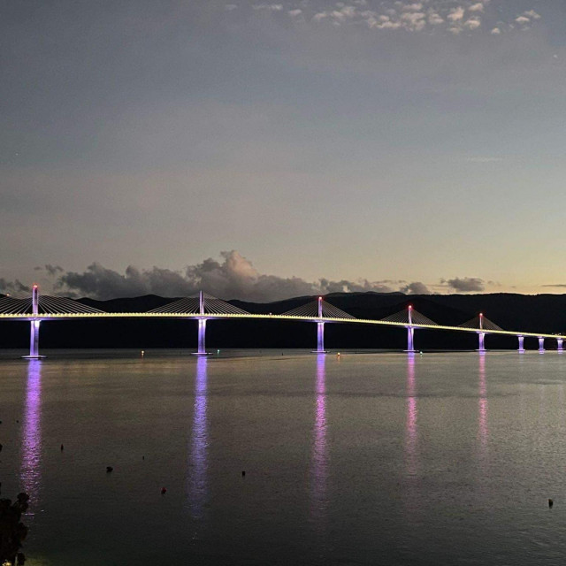 &lt;p&gt;Pelješki most zasvijetlio ljubičastim svjetlom u znak podrške prijevremeno rođenoj djeci&lt;/p&gt;