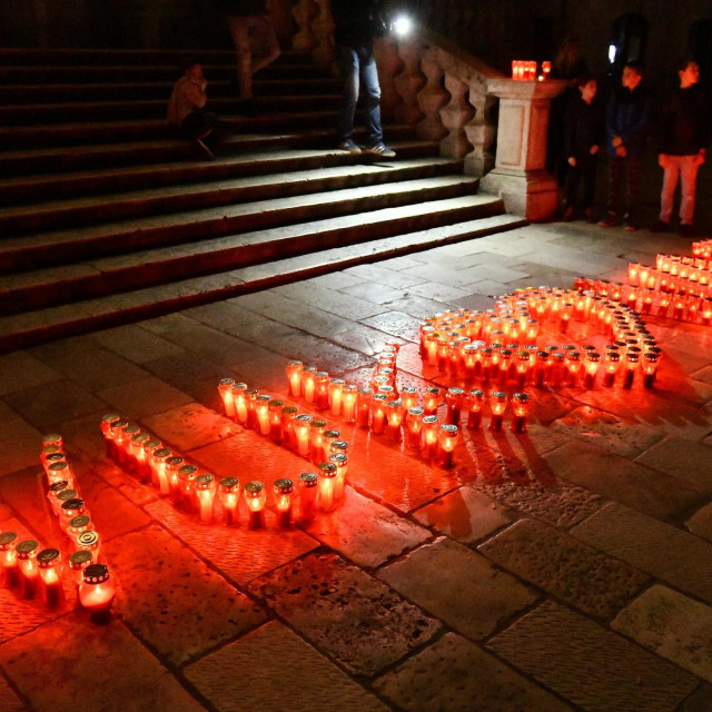 &lt;p&gt;Zapaljene svijeće u znak sjećanja na žrtve grada heroja&lt;/p&gt;