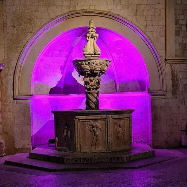 &lt;p&gt;Mala Onofrijeva fontana osvijetljena ljubičastim svjetlom&lt;/p&gt;