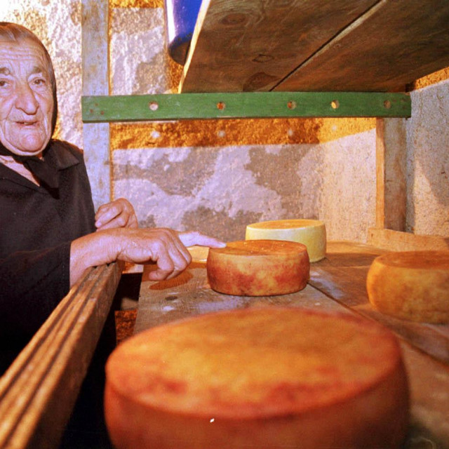&lt;p&gt;foto:mali proizvođači paškog sira (arhivska fotografija)&lt;/p&gt;
