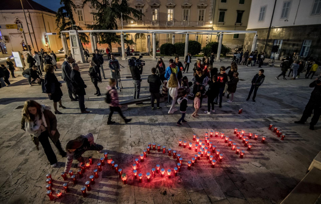 &lt;p&gt;U povodu obilježavanja Dana sjećanja na žrtve Domovinskog rata i Dana sjećanja na žrtvu Vukovara i Škabrnje, na Trgu palih branitelja Domovinskog rata zapaljene su svijeće&lt;br&gt;
 &lt;/p&gt;