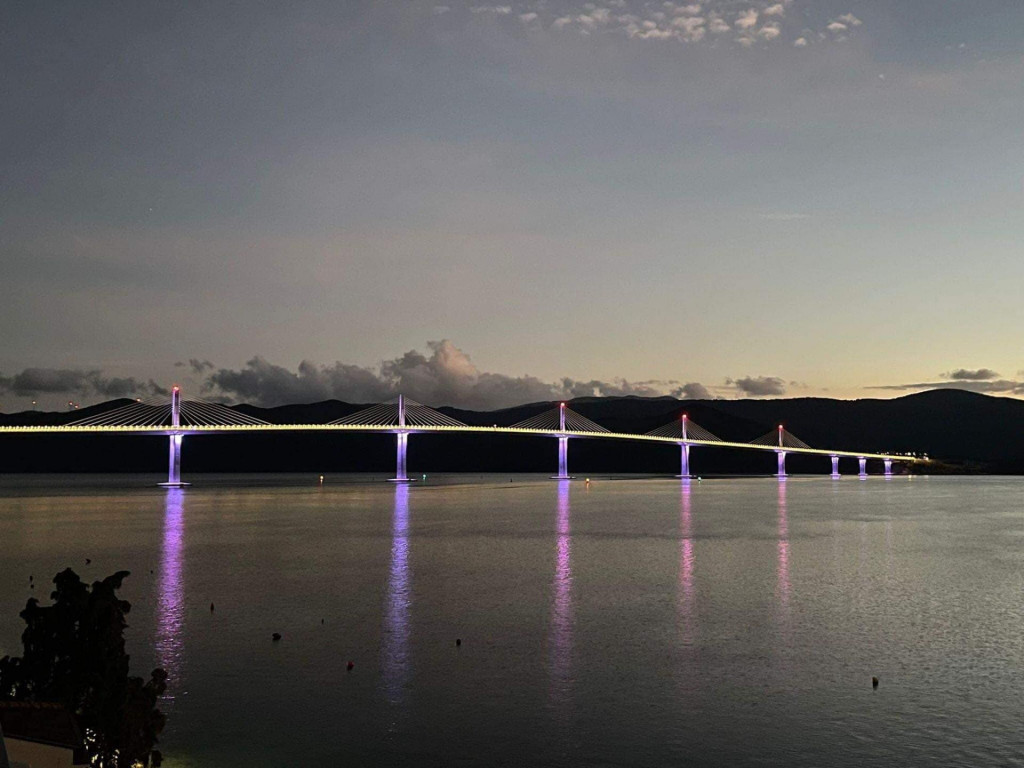 &lt;p&gt;Pelješki most zasvijetlio ljubičastim svjetlom u znak podrške prijevremeno rođenoj djeci&lt;/p&gt;