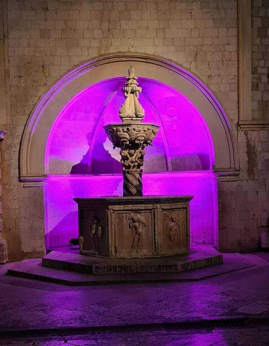 &lt;p&gt;Mala Onofrijeva fontana osvijetljena ljubičastim svjetlom&lt;/p&gt;