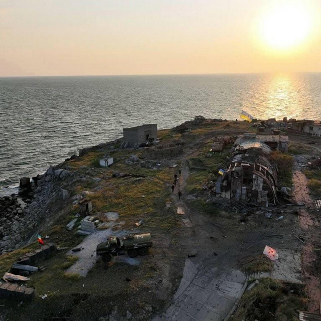 &lt;p&gt;Uništeni objekti na Zmijskom otoku - snimili su ih Ukrajinci za kratkog povratka na njega&lt;/p&gt;