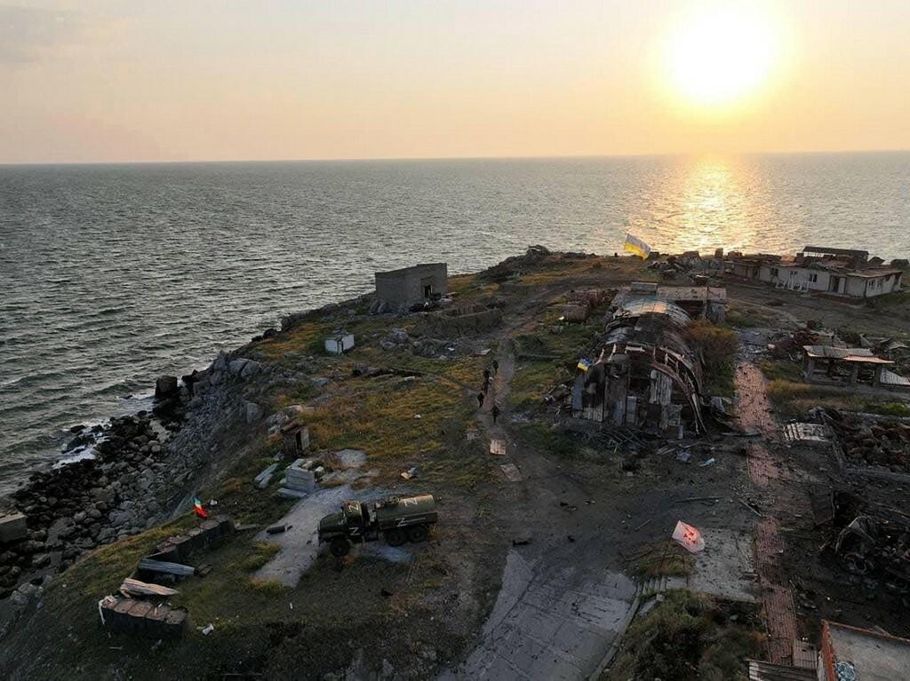 &lt;p&gt;Uništeni objekti na Zmijskom otoku - snimili su ih Ukrajinci za kratkog povratka na njega&lt;/p&gt;