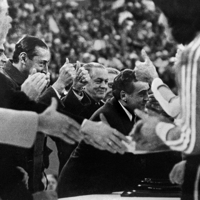 &lt;p&gt;Fotografija snimljena 25. lipnja 1978.: Tadašnji argentinski diktator, general Jorge Rafael Videla (treći slijeva) pozdravlja igrače reprezentacije i pobjednike prvenstva tijekom dodjela nagrada finala FIFA Svjetskog kupa u Buenos Airesu&lt;/p&gt;