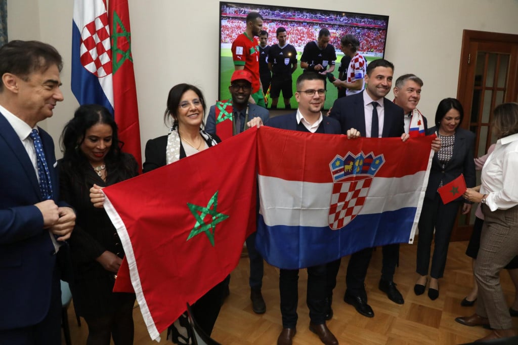 &lt;p&gt;&lt;br&gt;
Zastupnici prate utakmicu Svjetskog prvenstva izmedju Hrvatske i Maroka. Branko Grcic, Nour El Houda Marrakchi, Domagoj Hajdukovic, Davor Bernardic.&lt;br&gt;
 &lt;/p&gt;