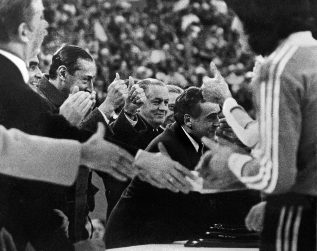 &lt;p&gt;Fotografija snimljena 25. lipnja 1978.: Tadašnji argentinski diktator, general Jorge Rafael Videla (treći slijeva) pozdravlja igrače reprezentacije i pobjednike prvenstva tijekom dodjela nagrada finala FIFA Svjetskog kupa u Buenos Airesu&lt;/p&gt;