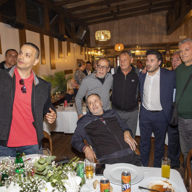 &lt;p&gt;Zoran Vorotović (sjedi) okružen nogometnim legendama Ivanom Gudeljom, Momirom Bakračem i crnogorskim premijerom Dritanom Abazovićem&lt;/p&gt;