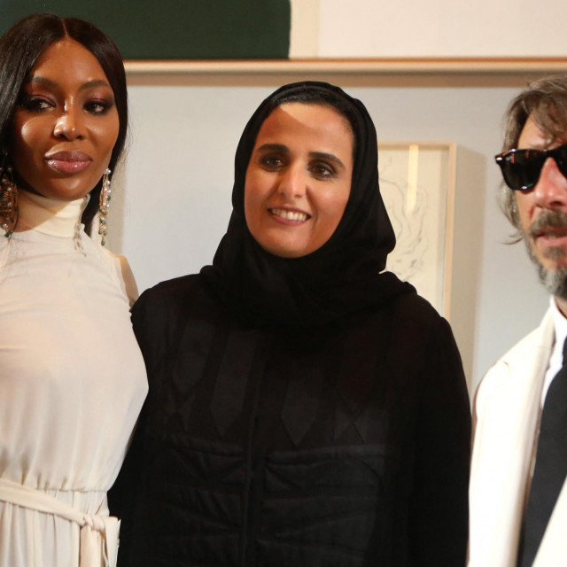 &lt;p&gt;Al-Mayassa bint Hamad bin Khalifa Al Thani u društvu manekenke  Naomi Campbell i talijanskog modnog dizajnera Pierpaola Picciolija 2021. godine&lt;/p&gt;
