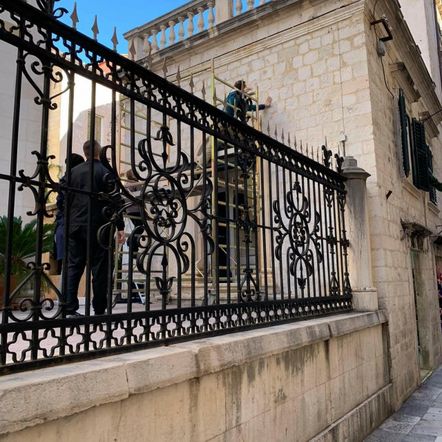 &lt;p&gt;uklanjaju se vratnice na ulazu u Muzej ikona SPC-e po nalogu Konzervatorskog odjela Dubrovnik&lt;/p&gt;