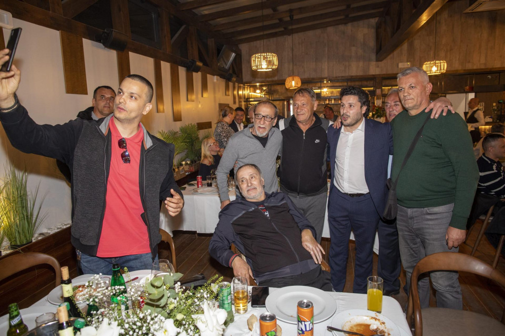 &lt;p&gt;Zoran Vorotović (sjedi) okružen nogometnim legendama Ivanom Gudeljom, Momirom Bakračem i crnogorskim premijerom Dritanom Abazovićem&lt;/p&gt;