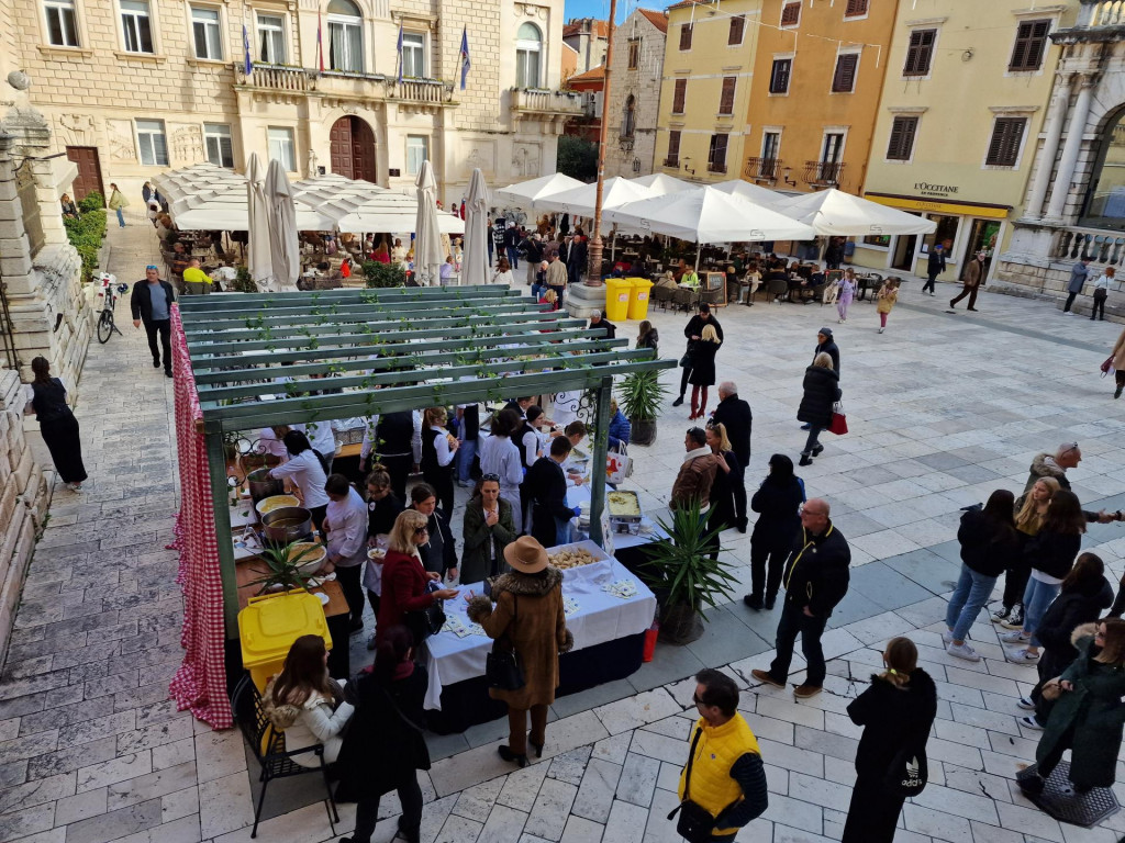 &lt;p&gt;Na Narodnom trgu okupili su se Zadrani oko ”Zadarskog pijata” - humanitarne akcije u sklopu obilježavanja Dana grada Zadra.&lt;/p&gt;