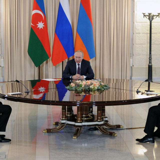 &lt;p&gt;Putin s premijerom Armenije Pašinjanom (desno), i predsjednikom Azerbajdžana, Ilhamom Alijevom&lt;/p&gt;