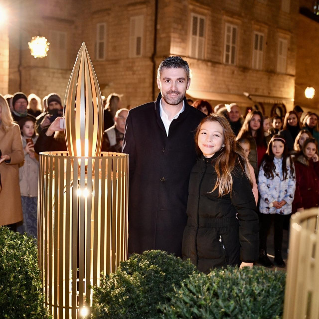 &lt;p&gt;Gradonačelnik Mato Franković upalio je prvu adventsku svijeću&lt;/p&gt;