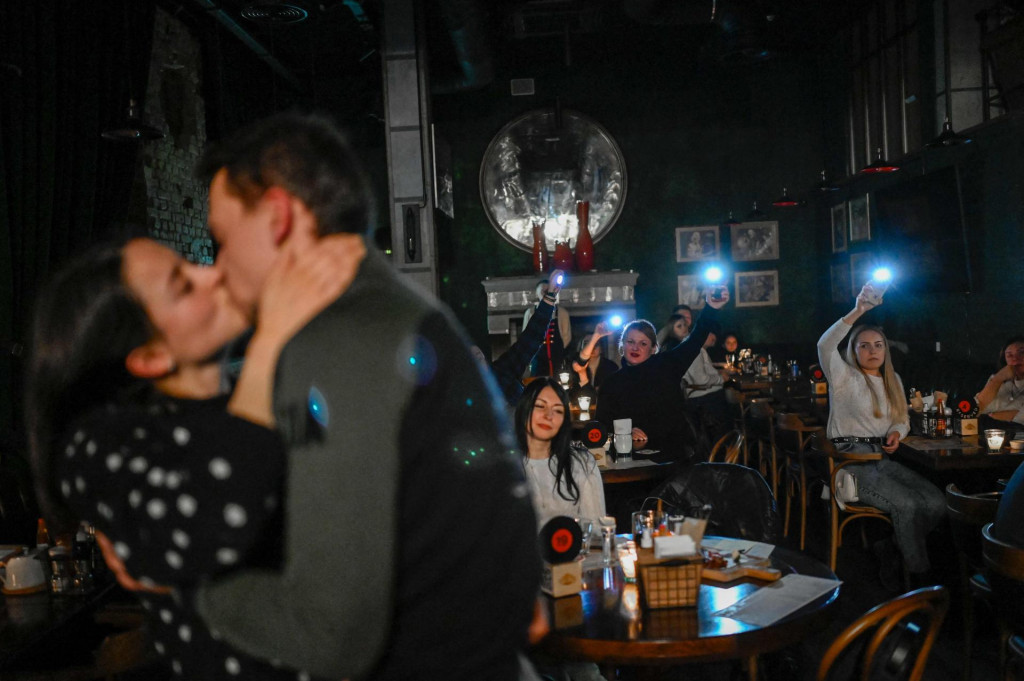 &lt;p&gt;Mladi u kijevskom baru koji radi unatoč nestanku struje&lt;/p&gt;