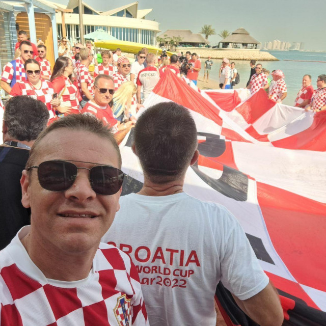 &lt;p&gt;Naš Mario Matić među navijačima koji su u Dohi razvili golemu kockastu zastavu&lt;/p&gt;