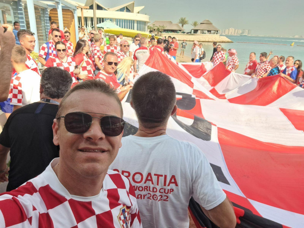 &lt;p&gt;Naš Mario Matić među navijačima koji su u Dohi razvili golemu kockastu zastavu&lt;/p&gt;