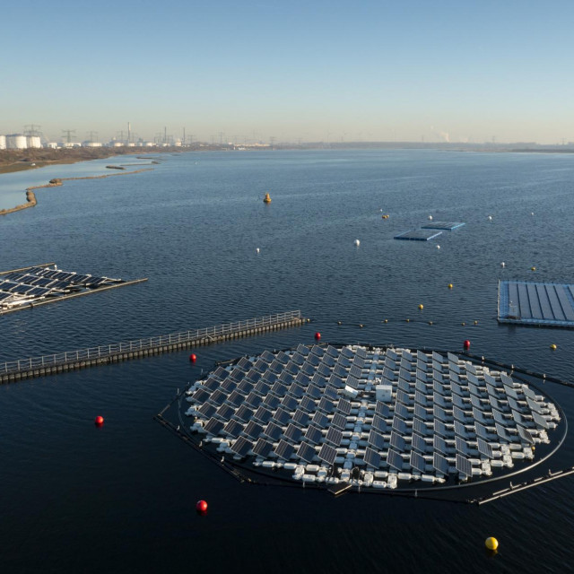 &lt;p&gt;Plutajući solarni paneli na jezeru u Nizozemskoj AFP&lt;/p&gt;