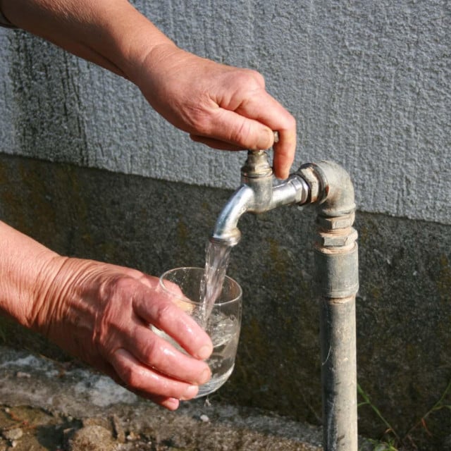 &lt;p&gt;OMIS, 150508.&lt;br&gt;
Kada ce proteci voda iz slavine u Blatu N/C?&lt;br&gt;
Kada ce poteci voda iz slavine ?&lt;br&gt;
foto Mirko Kovacevic&lt;br&gt;
&lt;br&gt;
foto: Mirko KOVACEVIC&lt;/p&gt;