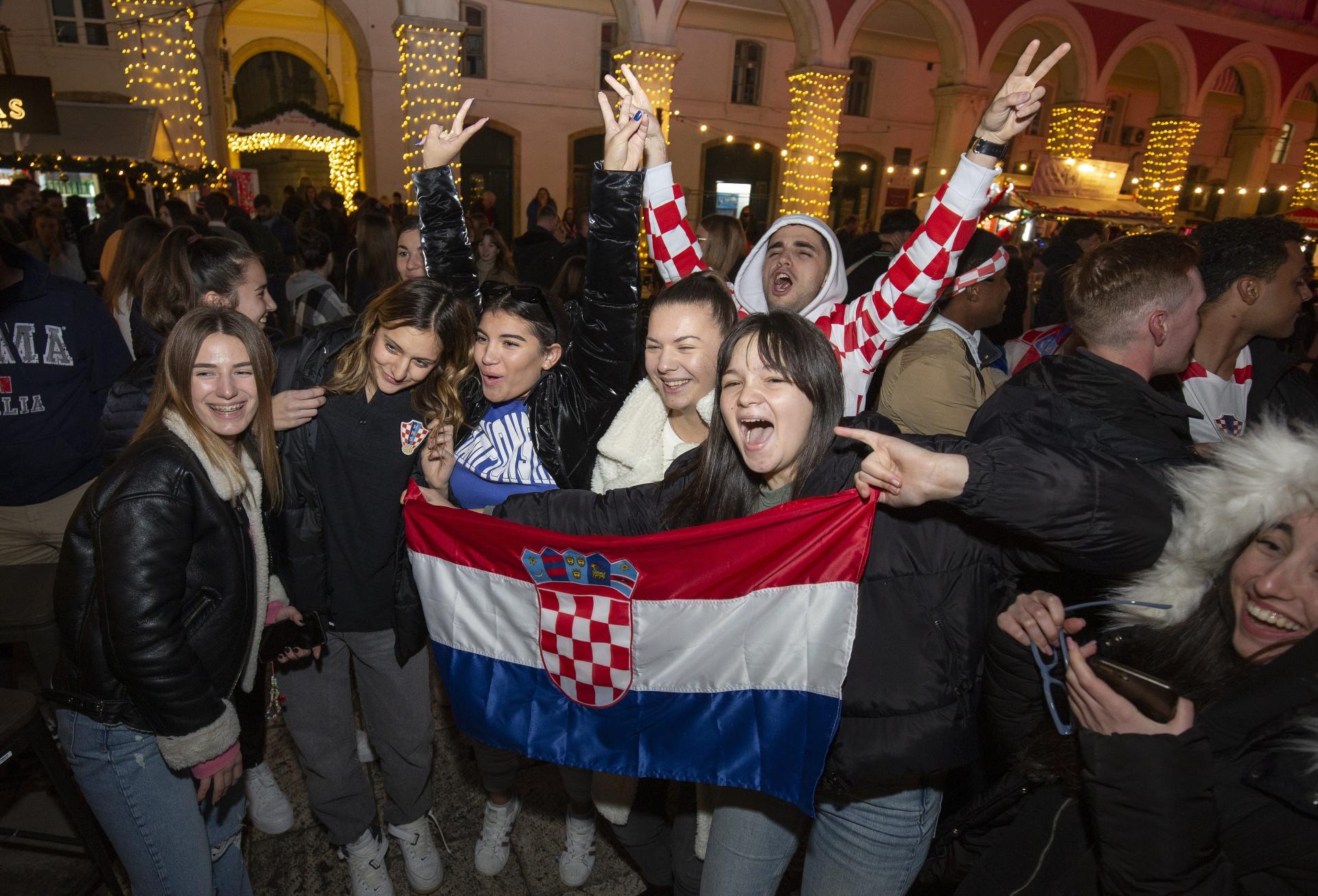 Slobodna Dalmacija Zapalila Se Hrvatska Sve Gori Na Svim Gradskim Trgovima Proslavio Se