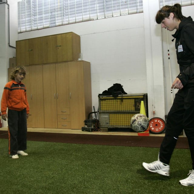 &lt;p&gt;Nikola kao slatki plavokosi dječak igra nogomet sa sestrom Blankom nakon njenog treninga&lt;/p&gt;