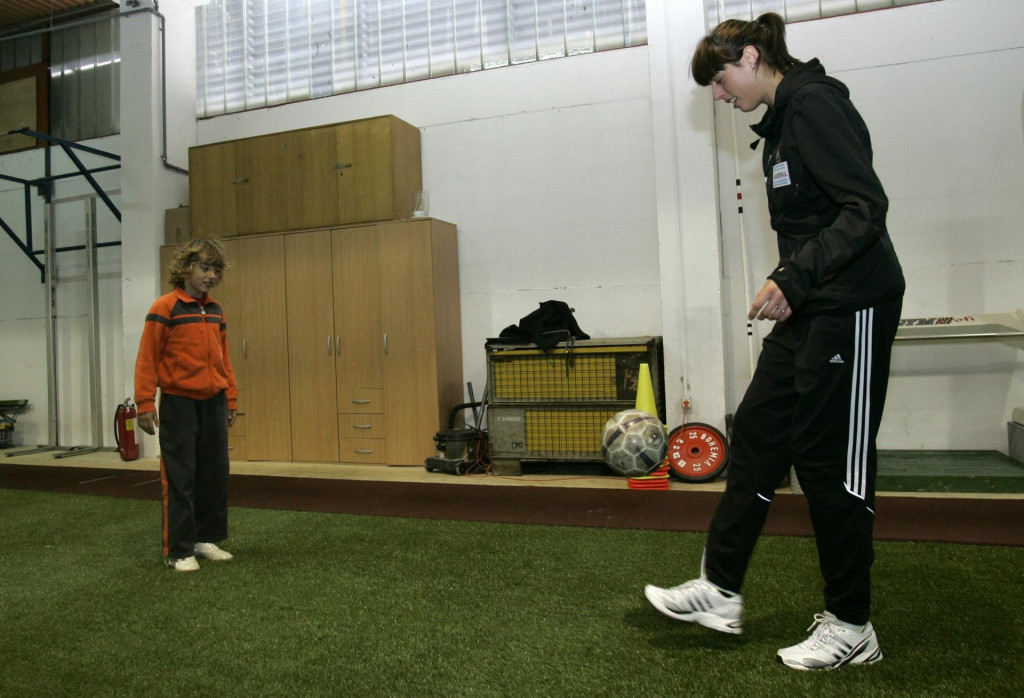 &lt;p&gt;Nikola kao slatki plavokosi dječak igra nogomet sa sestrom Blankom nakon njenog treninga&lt;/p&gt;