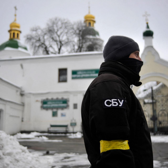 &lt;p&gt;Član sigurnosne službe stoji pred ulazom u praovoslavni manastir čiji su čelnici pod istragom zbog održavanja veza s Rusijom&lt;/p&gt;